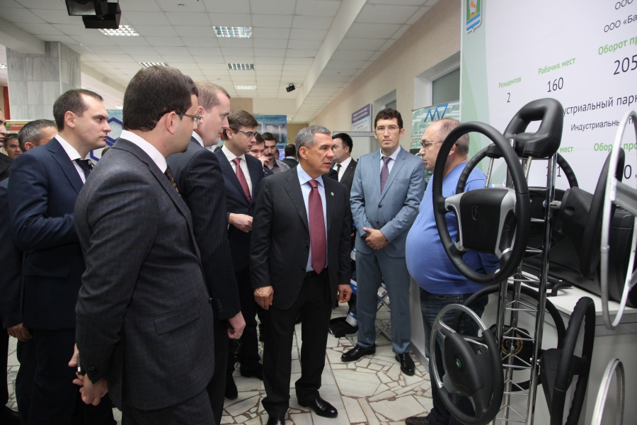 Президент Татарстана Рустам Минниханов на открытии производств в промпарке Тюлячи.jpg