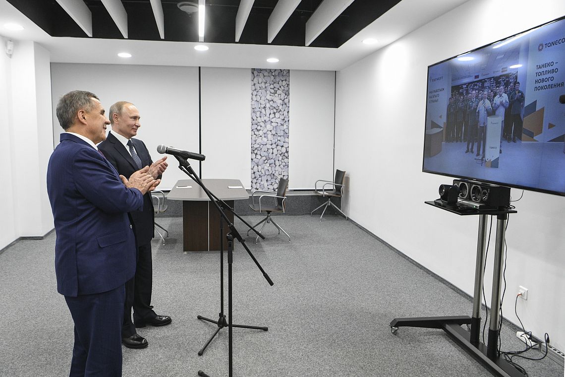Владимир Путин и Рустам Минниханов дали старт отгрузке автомобильных бензинов производства «ТАНЕКО»